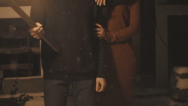 Porträt eines jungen mystischen Paares mit einer Fackel im Dunkeln. — Stockvideo
