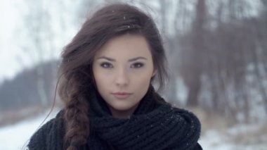 Genç güzel model kış orman üzerinde poz.