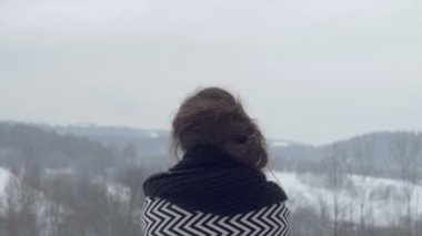 Genç esmer kız kış Dağları, arka görüş.