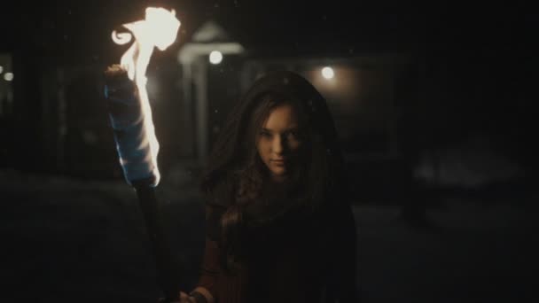 Молодая мистическая женщина в темном лесу держит факел . — стоковое видео