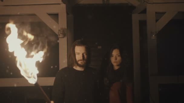 Porträtt av en ung mystic par håller en fackla i mörkret. — Stockvideo