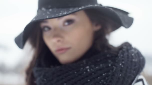Jonge mooie model poseren in de winter landschap. — Stockvideo