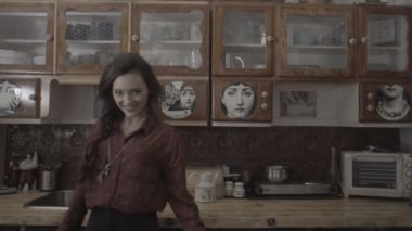 Retro mutfakta dans güzel esmer kadın.