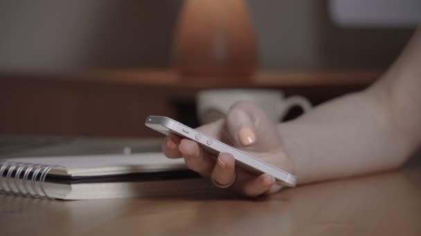 Primer plano de una mujer manos ocupadas escribiendo en el teléfono móvil . — Vídeos de Stock
