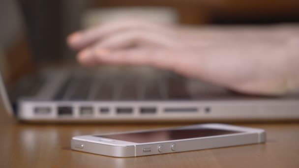 Close-up de uma mulher mãos ocupadas digitando em um laptop . — Vídeo de Stock