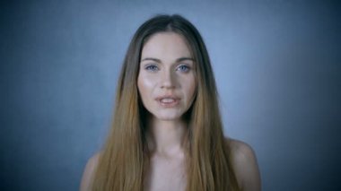 Sahip bir baş ağrısı, stüdyo portre sarışın genç kadın.