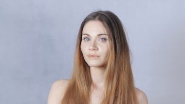 Güzel bir kadınla çıplak omuz studio hushing bir jest yapma.