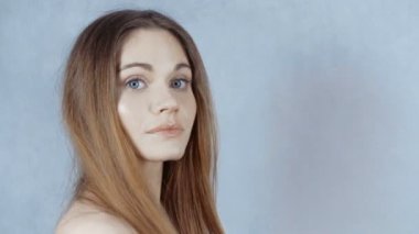 Güzel sürpriz gülümseyen kadın gri arka plan üzerine açık ağızlı.