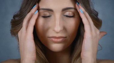 Güzel kız kendini baş masajı yapıyor.