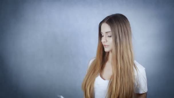 Alegre mujeres jóvenes haciendo selfie por su teléfono inteligente en el estudio . — Vídeos de Stock