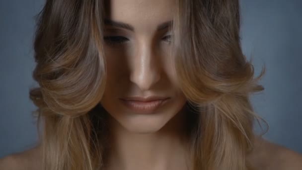 Close up van jonge vrouw met perfecte gezicht geïsoleerd op een grijze achtergrond. — Stockvideo