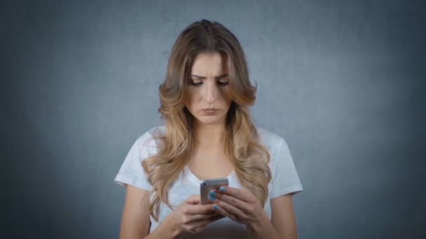 Mujer trastornada con teléfono, retrato de estudio . — Vídeo de stock