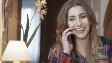 Oturma odasında ve Evet mutlu kadın.