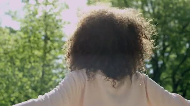 Mujer dichosa disfrutando de la libertad y la vida en el parque . — Vídeos de Stock