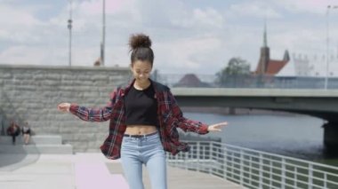 Açık havada kareli gömlek giymiş bir Afrikalı-Amerikalı kadın portresi.