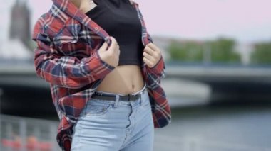 Tanınmayan kentsel arka planda genç bir siyah kadın portresi.