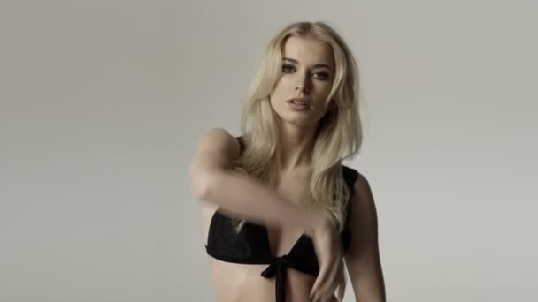 Ritratto di una bella donna bionda sexy che indossa biancheria intima nera . — Video Stock