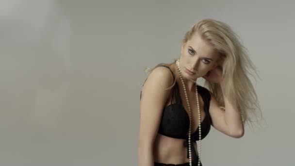 Portrét krásné sexy blond ženy nosit černé spodní prádlo. — Stock video