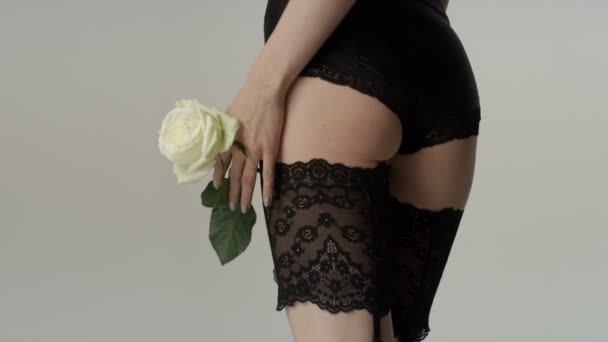 Retrato irreconocible de un hermoso cuerpo de mujer joven con ropa interior de encaje negro y medias sexy . — Vídeo de stock