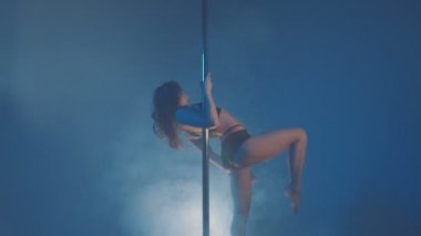 Studio egzersiz genç ince seksi sarışın kutup dans kadın. 