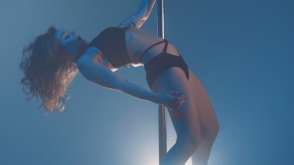 Jeune mince sexy blonde pole dance femme exerçant en studio . — Video