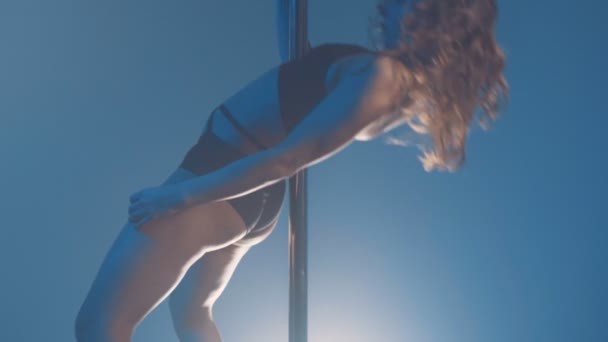 Young slim sexy blonde pole dance woman exercising in studio. — Stock Video