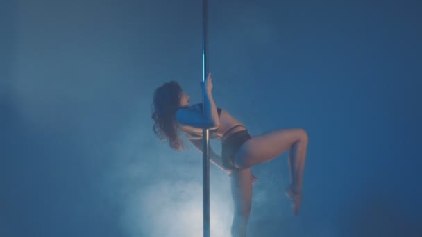 Young slim sexy blonde pole dance woman exercising in studio. — Stock Video