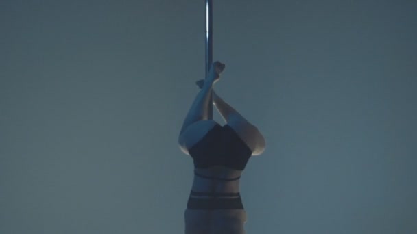 Fiatal szexi vékony szőke pole dance nő gyakorlása a stúdió. — Stock videók