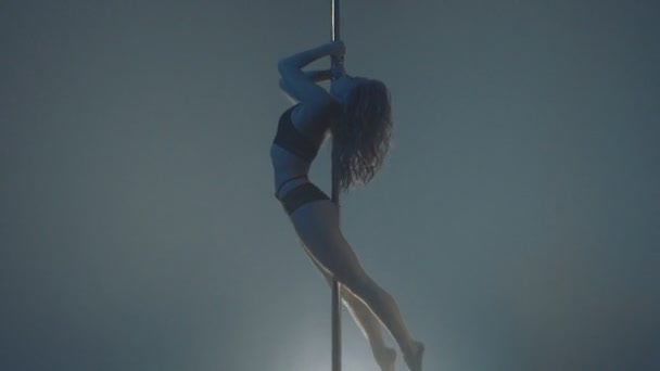 Jeune mince sexy blonde pole dance femme exerçant en studio . — Video