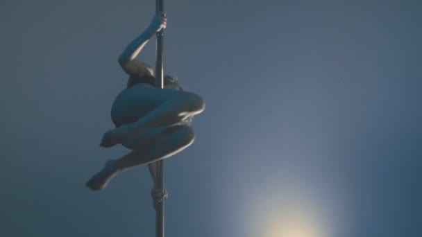 Ung smal sexig blond pole dance kvinna utövar i studio. — Stockvideo