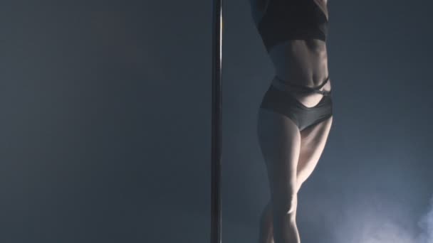 스튜디오에 운동 젊은 슬림 섹시 한 금발 장 대 댄스 여자. — 비디오