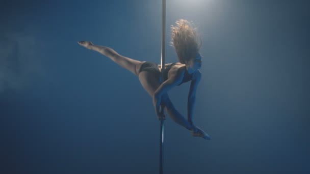 Молодая стройная сексуальная блондинка-танцовщица в студии . — стоковое видео