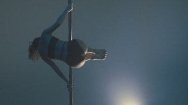 Studio egzersiz genç ince seksi sarışın kutup dans kadın. 