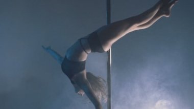 Studio egzersiz genç ince seksi sarışın kutup dans kadın. 