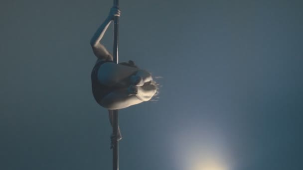Joven delgado sexy rubia pole dance mujer ejercitando en estudio . — Vídeos de Stock