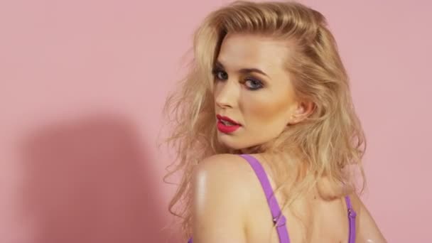 아름 다운 젊은 명랑 한 여자 핑크 배경 위에 비키니 포즈. — 비디오