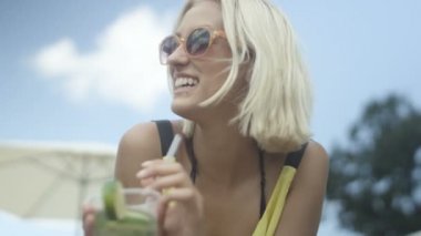 arkadaşlar sahilde.