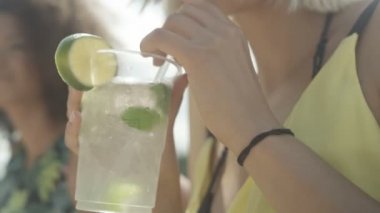 Güzel genç yarış kız ayakta konuşurken, içme ve iyi vakit geçiren bir göl yakınında karışık.. 