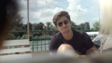 Arkadaşları ile konuşurken genç hippi çocuğun yakın çekim. 