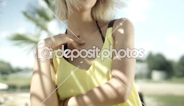 Tropik sahilde poz seksi sarışın kız.