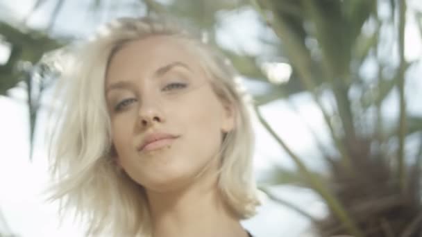 Sexy blonde meisje poseren op tropisch strand. — Stockvideo