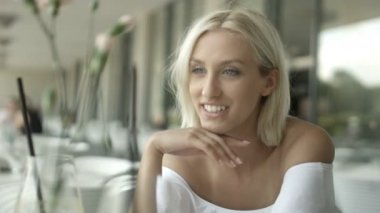 Açık kafede arkadaşlarınızla güzel genç kadın portresi.