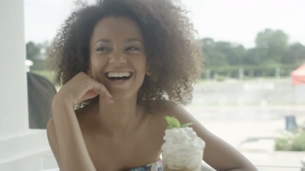 Портрет красивой молодой женщины, проводящей время с друзьями в кафе на открытом воздухе . — стоковое видео