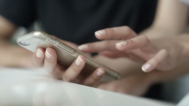 Két ember használ smartphone közelről. — Stock videók