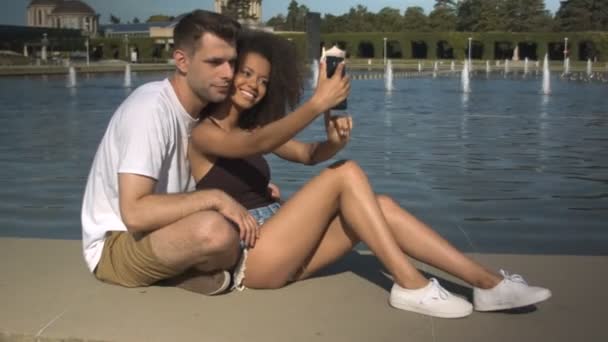 Couple romantique faisant selfie au bord du lac dans le parc d'été . — Video