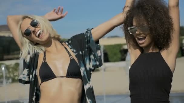 İki genç mutlu hippi kız eğleniyor, açık güneş gözlüğü. — Stok video