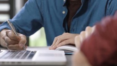 Projede çatı modern iç birlikte çalışan iki üniversite öğrencileri.