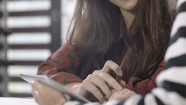 Deux belles jeunes filles étudiant dans un loft moderne .