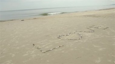 çakıl taşları ile Baltık plaj kum üzerine yazılmış kelime aşk