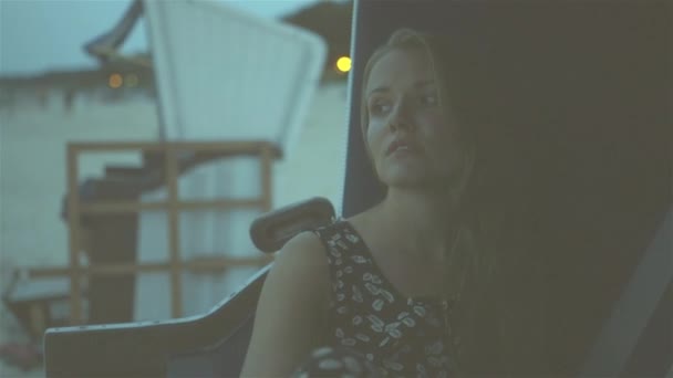 Винтажные кадры девушки в пляжной корзине где-то на обочине . — стоковое видео